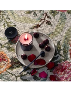 Vela Grey M Velvet Cherry - Vela Aromática Elegante y Moderna 2