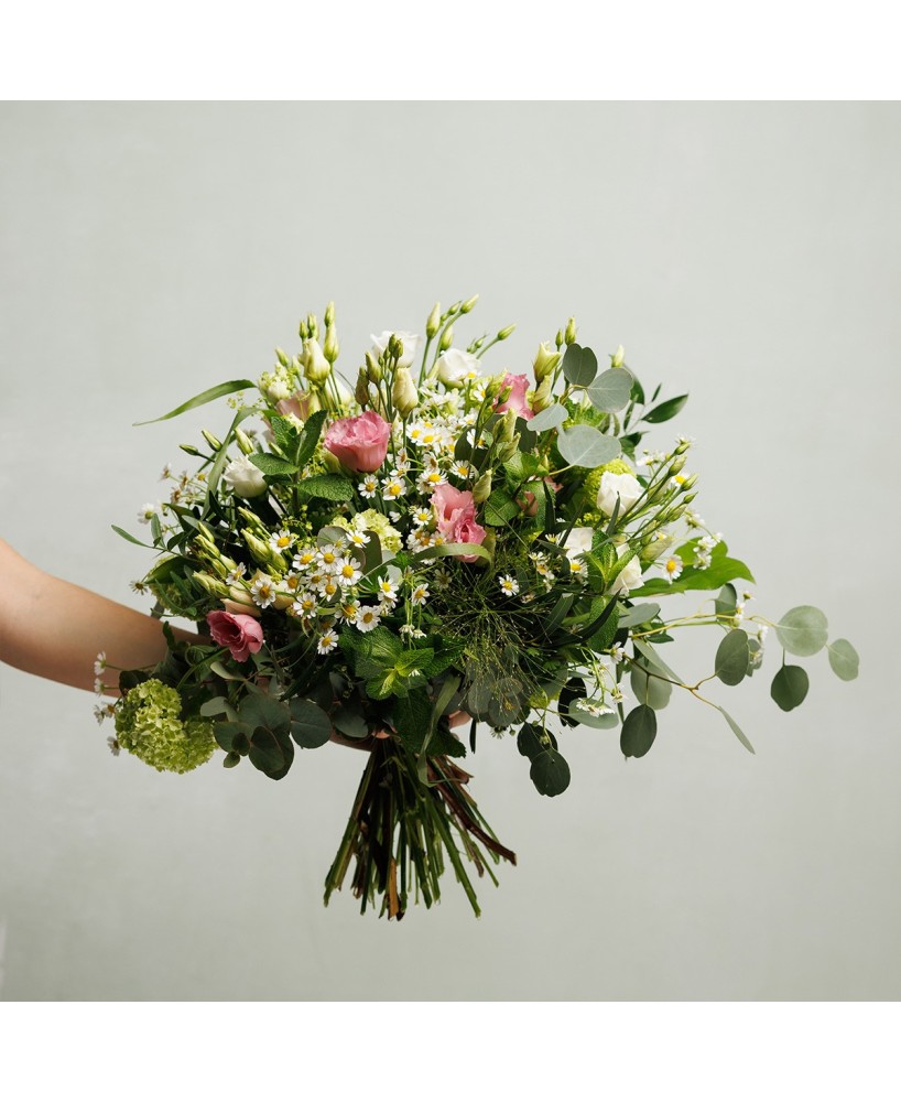 Ramo de lisianthus con flores silvestres de temporada - M