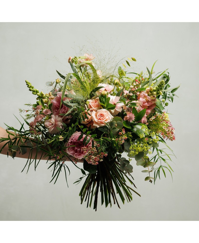 Ramo de rosas de jardín con flores silvestres de temporada - M