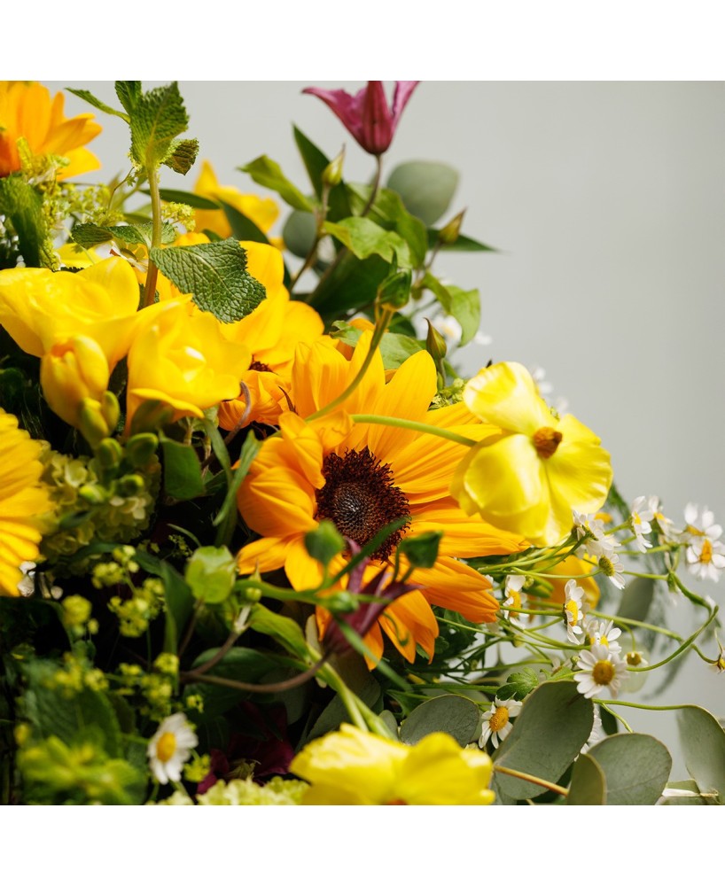 Ramo de girasoles con flores silvestres de temporada - M