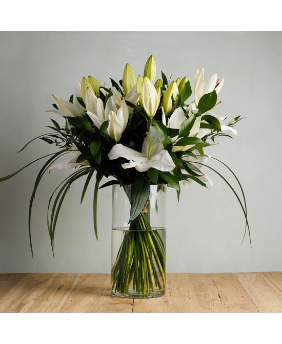 Ramo de lilium oriental con verdes de temporada - M
