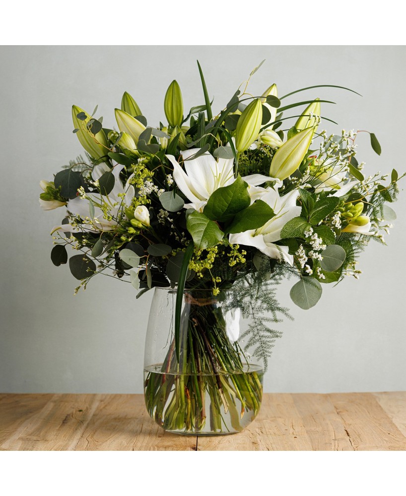 Ramo de lilium oriental con flores silvestres de temporada - M